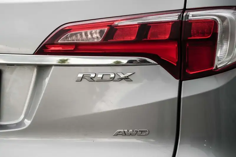2017 Acura RDX Tech Pkg, stříbrná, 194 917 km, dovoz Kanada — foto 9 z 12