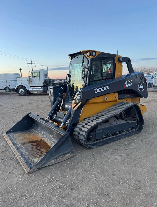 2025 John Deere 331P, dovoz Kanada — foto 2 z 5