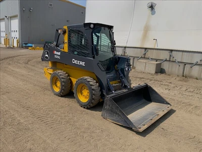 2021 John Deere 320G, 1 mth, dovoz Kanada — foto 2 z 5