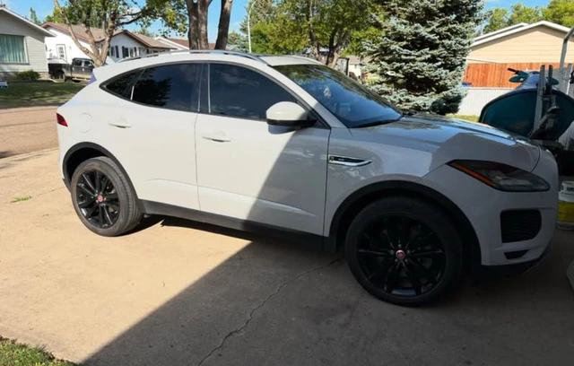 2018 Jaguar E Pace SE, stříbrná, 179 000 km, dovoz Kanada — foto 1