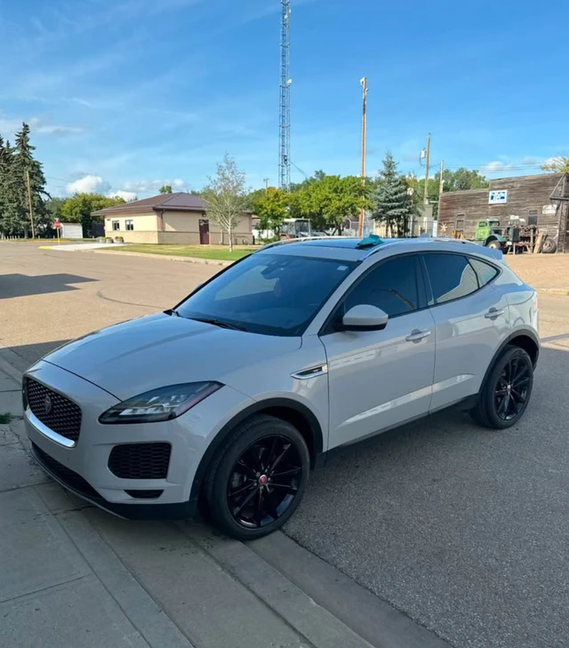 2018 Jaguar E Pace SE, stříbrná, 179 000 km, dovoz Kanada — foto 3 z 5