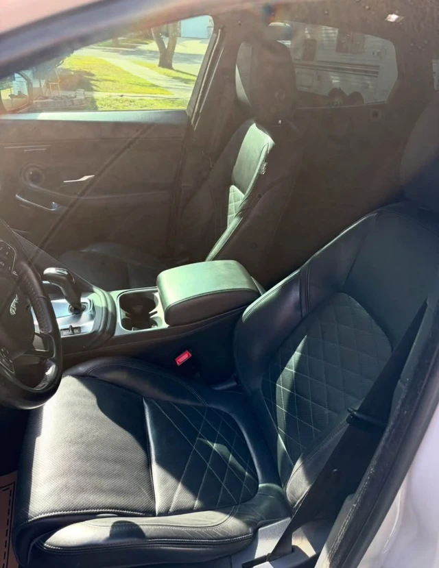 2018 Jaguar E Pace SE, stříbrná, 179 000 km, dovoz Kanada — foto 4 z 5