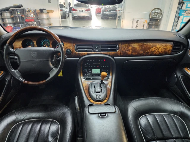 2003 V8, šedá, 188 886 km, dovoz Kanada — foto 10 z 20