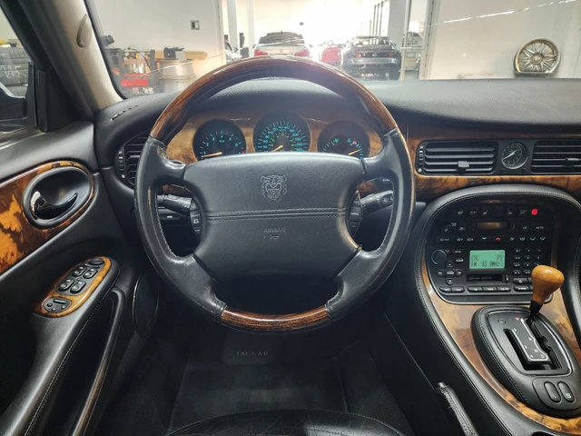 2003 V8, šedá, 188 886 km, dovoz Kanada — foto 11 z 20