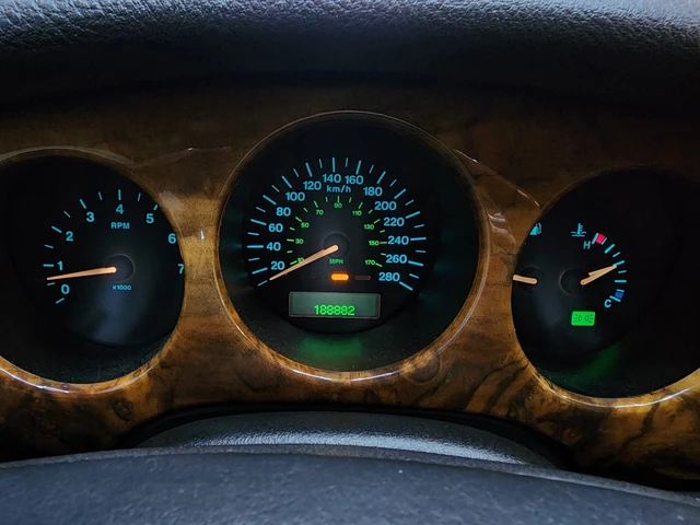 2003 V8, šedá, 188 886 km, dovoz Kanada — foto 12 z 20