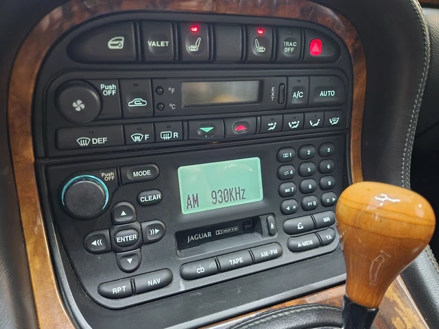 2003 V8, šedá, 188 886 km, dovoz Kanada — foto 13 z 20