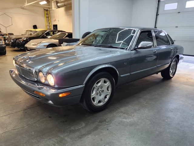 2003 V8, šedá, 188 886 km, dovoz Kanada — foto 2 z 20