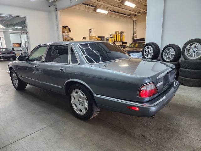 2003 V8, šedá, 188 886 km, dovoz Kanada — foto 3 z 20