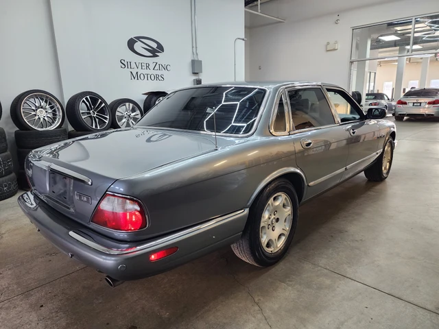 2003 V8, šedá, 188 886 km, dovoz Kanada — foto 4 z 20