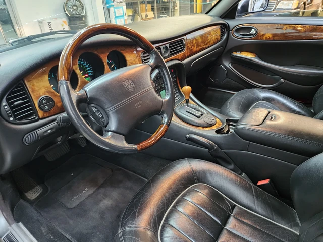 2003 V8, šedá, 188 886 km, dovoz Kanada — foto 5 z 20