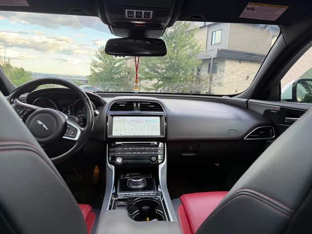 2017 Jaguar Xe, bílá, 145 000 km, dovoz Kanada — foto 3 z 5