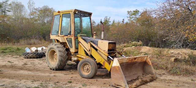 80's Ford backhoe loader, dovoz Kanada — foto 1 z 3 80's Ford backhoe loader, dovoz Kanada — foto 1 z 3