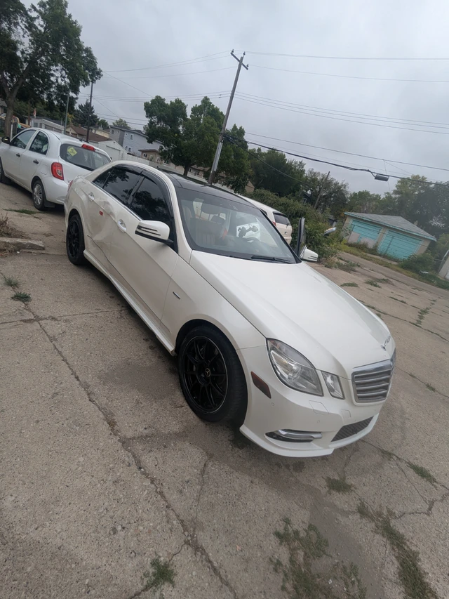 2012 Mercedes-Benz Eclass E 550, bílá, 190 000 km, dovoz Kanada — foto 5 z 5