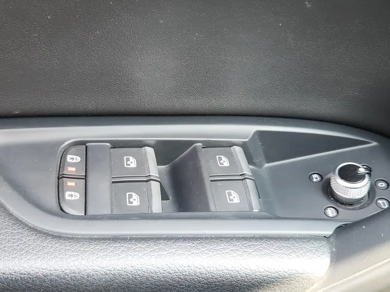 2022 Audi Q5 45 Progressiv, bílá, 80 308 km, dovoz Kanada — foto 8 z 12