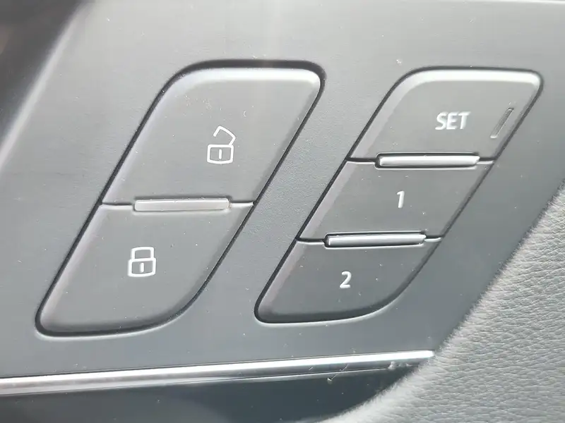 2022 Audi Q5 45 Progressiv, bílá, 80 308 km, dovoz Kanada — foto 9 z 12