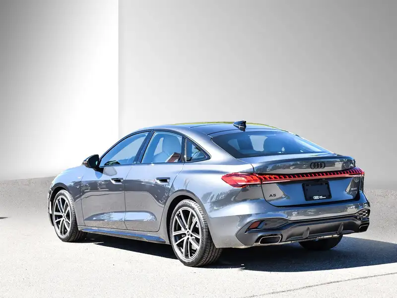 2025 Audi A5 Progressiv, bílá, 3 486 km, dovoz Kanada — foto 4 z 12
