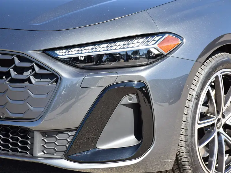 2025 Audi A5 Progressiv, bílá, 3 486 km, dovoz Kanada — foto 7 z 12