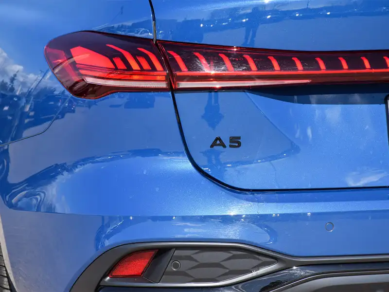 2025 Audi A5 Progressiv, modrá, 6 577 km, dovoz Kanada — foto 7 z 12