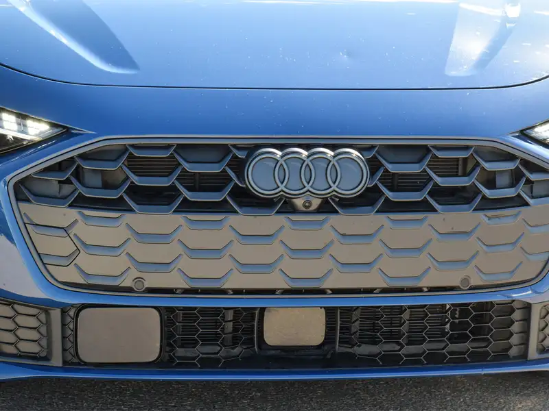 2025 Audi A5 Progressiv, modrá, 6 577 km, dovoz Kanada — foto 8 z 12