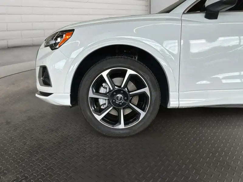 2023 Audi Q3 Progressiv, bílá, 13 633 km, dovoz Kanada — foto 9 z 12