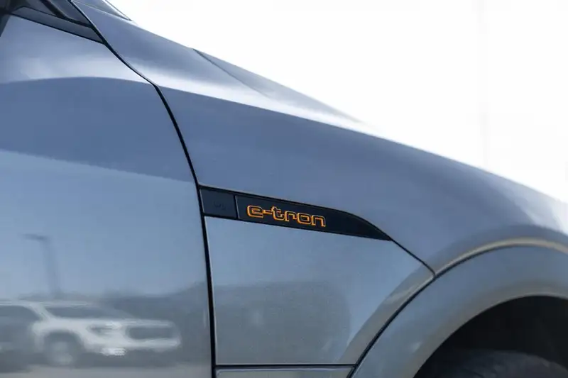 2022 Audi E-Tron 55 Technik, šedá, 35 204 km, dovoz Kanada — foto 8 z 12