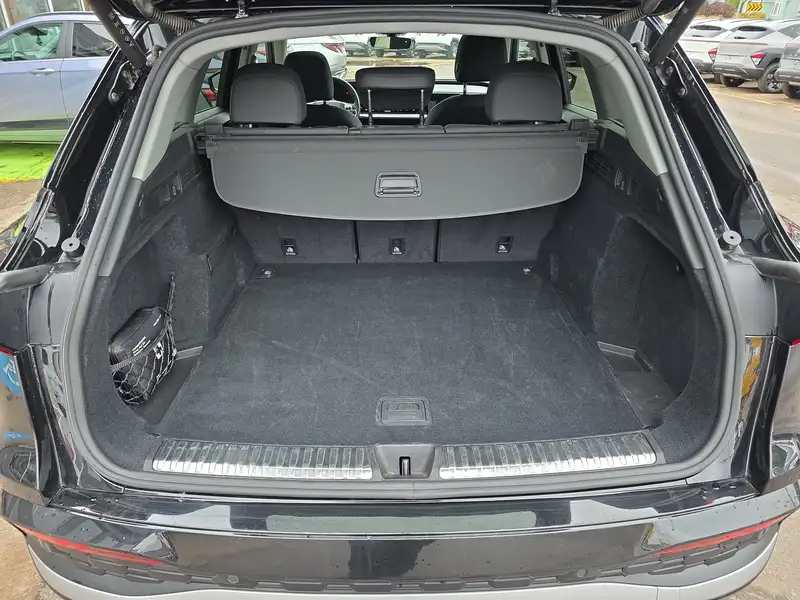 2025 Audi Q5 Progressiv, černá, 46 990 km, dovoz Kanada — foto 10 z 12