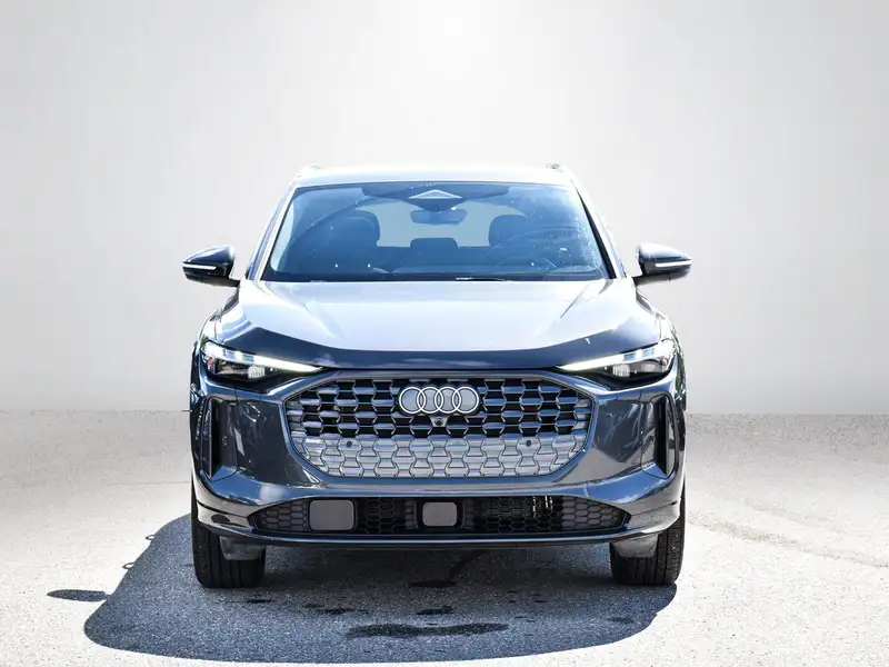 2025 Audi Q5 Progressiv, šedá, 11 317 km, dovoz Kanada — foto 2 z 12