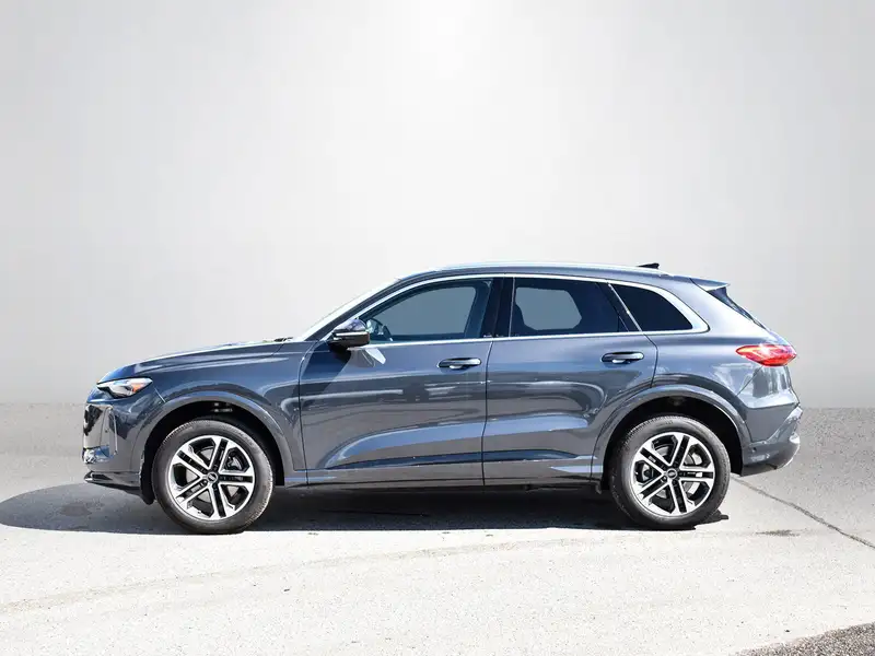 2025 Audi Q5 Progressiv, šedá, 11 317 km, dovoz Kanada — foto 3 z 12