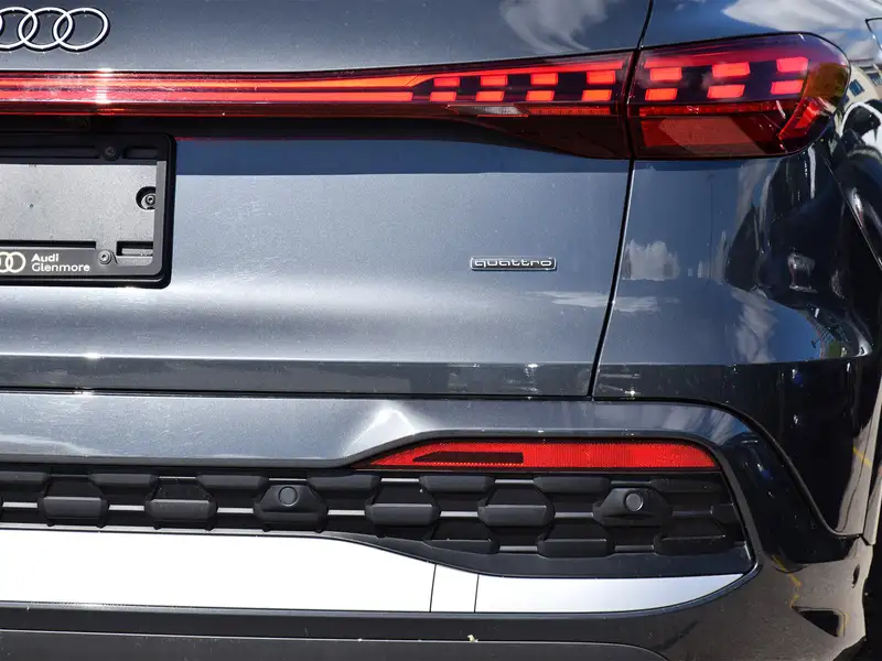 2025 Audi Q5 Progressiv, šedá, 11 317 km, dovoz Kanada — foto 9 z 12