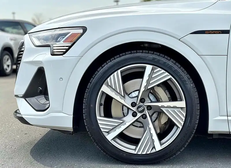 2022 Audi E-Tron Technik, bílá, 98 160 km, dovoz Kanada — foto 10 z 12