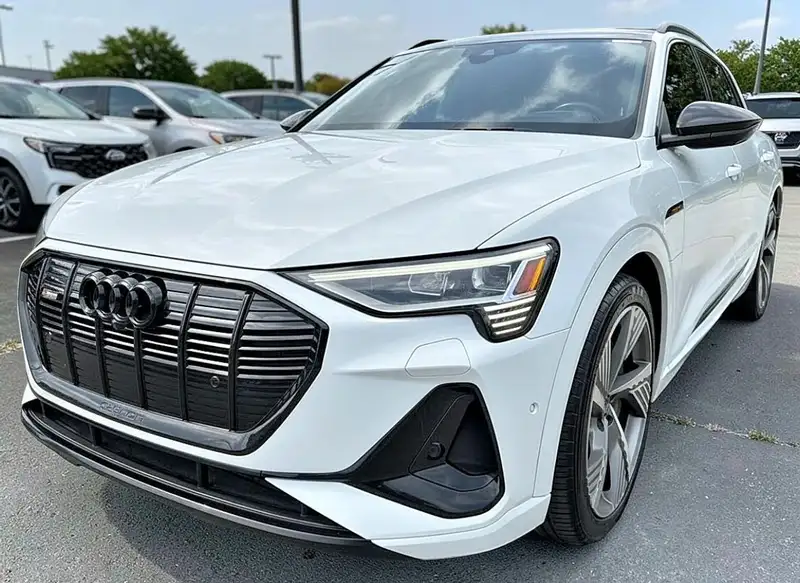 2022 Audi E-Tron Technik, bílá, 98 160 km, dovoz Kanada — foto 11 z 12