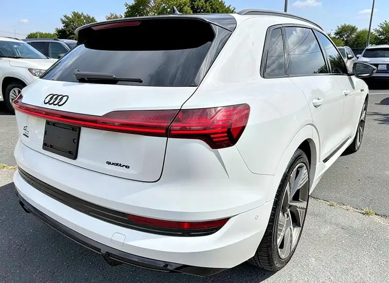 2022 Audi E-Tron Technik, bílá, 98 160 km, dovoz Kanada — foto 12 z 12