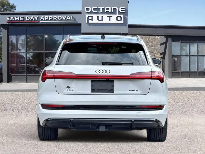 2022 Audi E-Tron Technik, bílá, 98 160 km, dovoz Kanada — foto 6 z 12