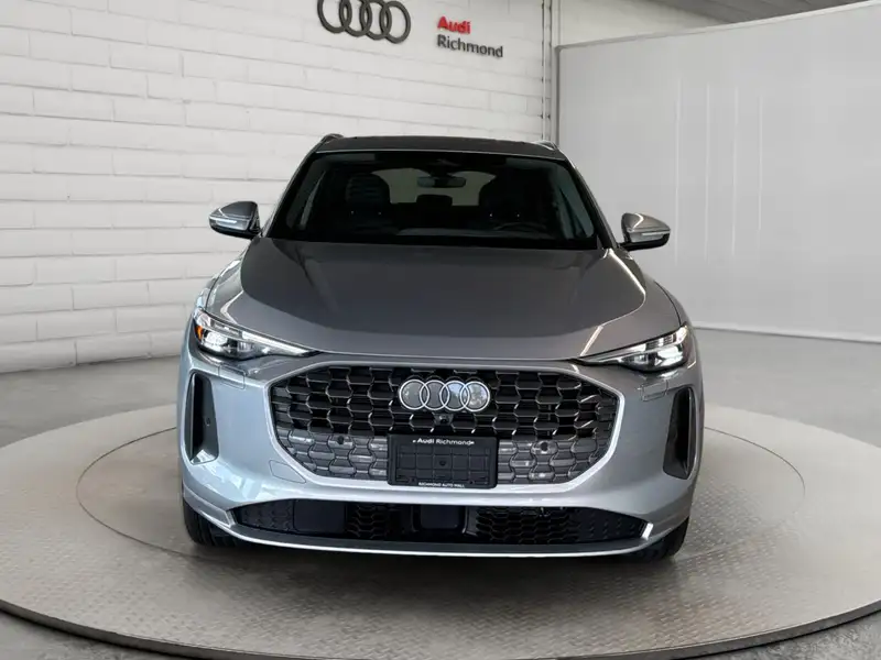 2025 Audi Q5 Technik, stříbrná, 7 342 km, dovoz Kanada — foto 2 z 12