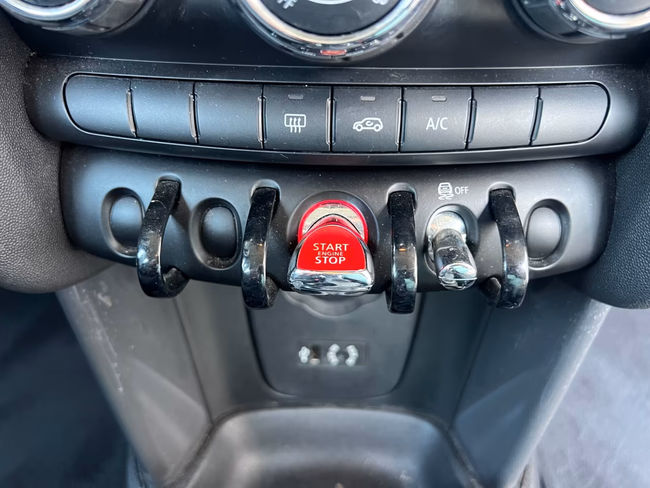 2016 MINI, 86 000 km, Itálie — foto 15 z 17