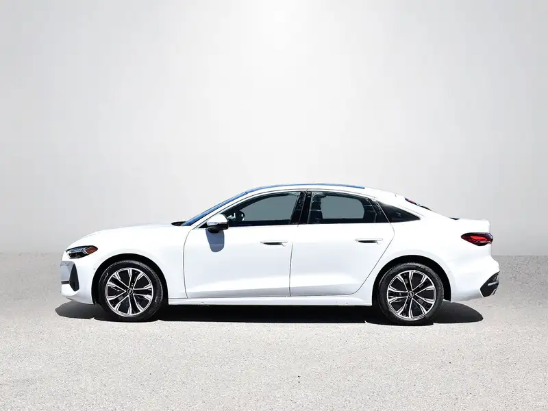 2025 Audi A5 Progressiv, bílá, 4 040 km, dovoz Kanada — foto 3 z 12