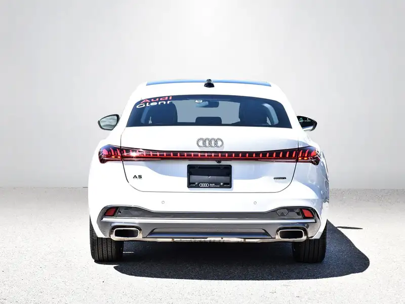 2025 Audi A5 Progressiv, bílá, 4 040 km, dovoz Kanada — foto 5 z 12