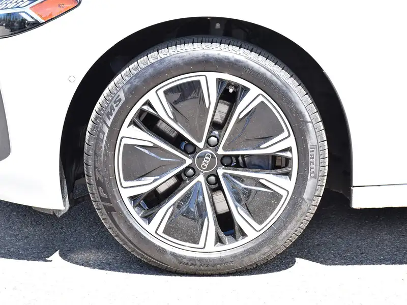 2025 Audi A5 Progressiv, bílá, 4 040 km, dovoz Kanada — foto 8 z 12