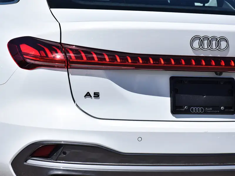 2025 Audi A5 Progressiv, bílá, 4 040 km, dovoz Kanada — foto 9 z 12