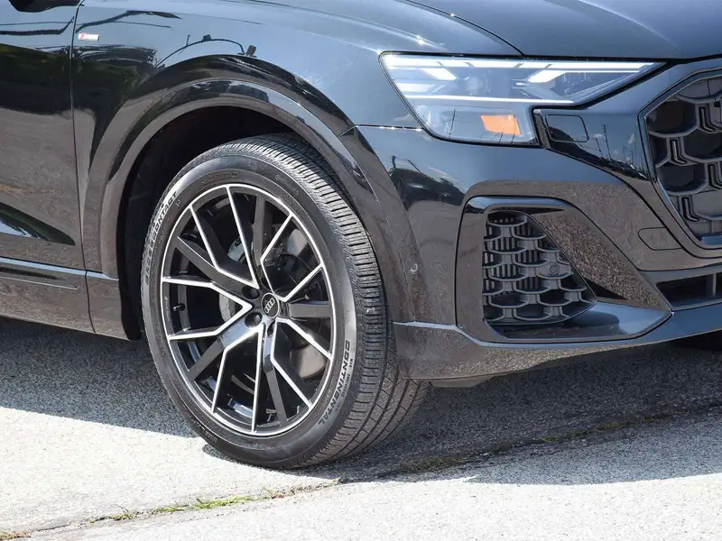 2025 Audi Q8 Progressiv, 14 545 km, dovoz Kanada — foto 2 z 12