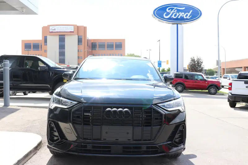 2025 Audi Q3 Progressiv, černá, 25 372 km, dovoz Kanada — foto 2 z 12