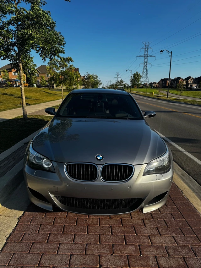 2006 BMW M5, stříbrná, 135 672 km, dovoz Kanada — foto 2 z 5