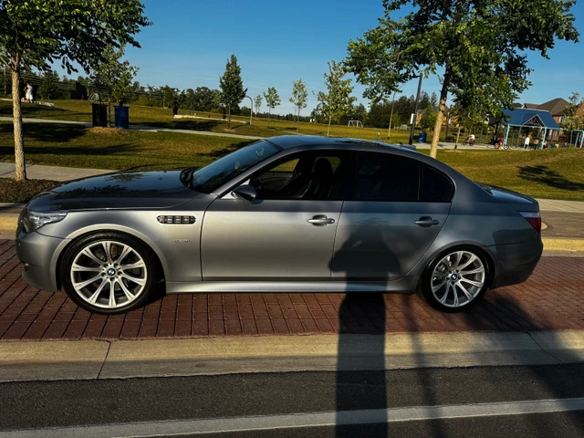 2006 BMW M5, stříbrná, 135 672 km, dovoz Kanada — foto 3 z 5