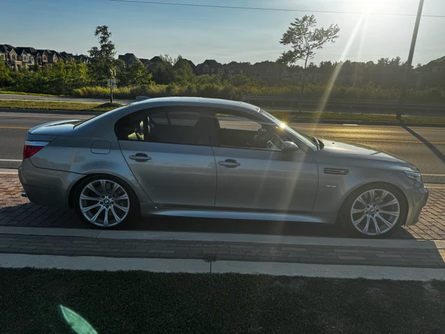 2006 BMW M5, stříbrná, 135 672 km, dovoz Kanada — foto 4 z 5