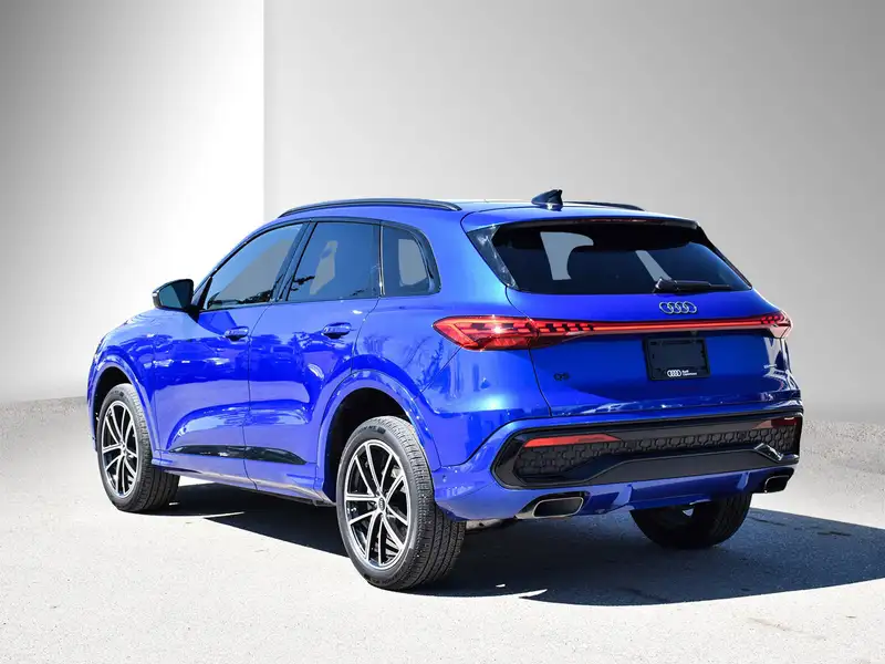 2025 Audi Q5 Progressiv, modrá, 8 244 km, dovoz Kanada — foto 4 z 12