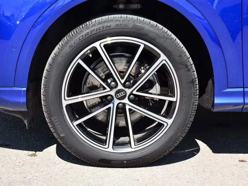 2025 Audi Q5 Progressiv, modrá, 8 244 km, dovoz Kanada — foto 8 z 12