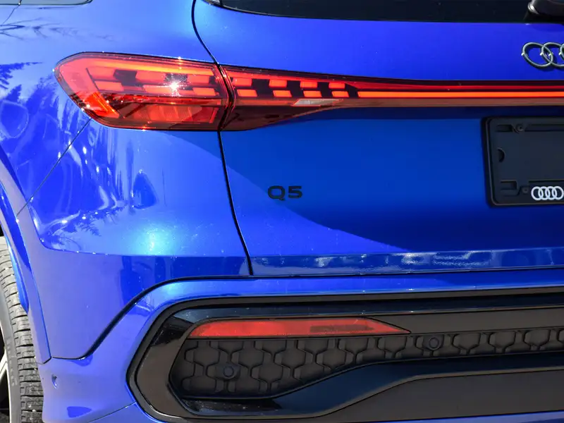 2025 Audi Q5 Progressiv, modrá, 8 244 km, dovoz Kanada — foto 9 z 12