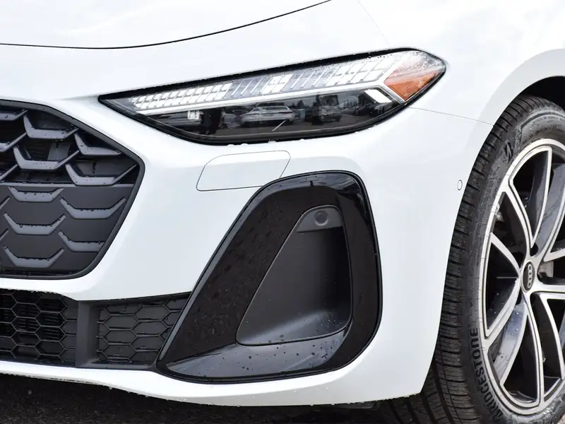 2025 Audi A5 Technik, bílá, 3 880 km, dovoz Kanada — foto 7 z 12