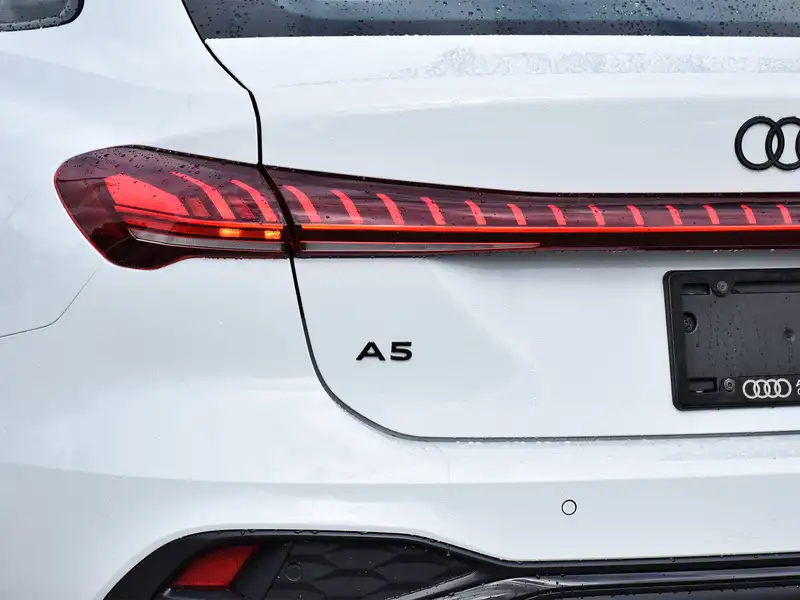 2025 Audi A5 Technik, bílá, 3 880 km, dovoz Kanada — foto 9 z 12
