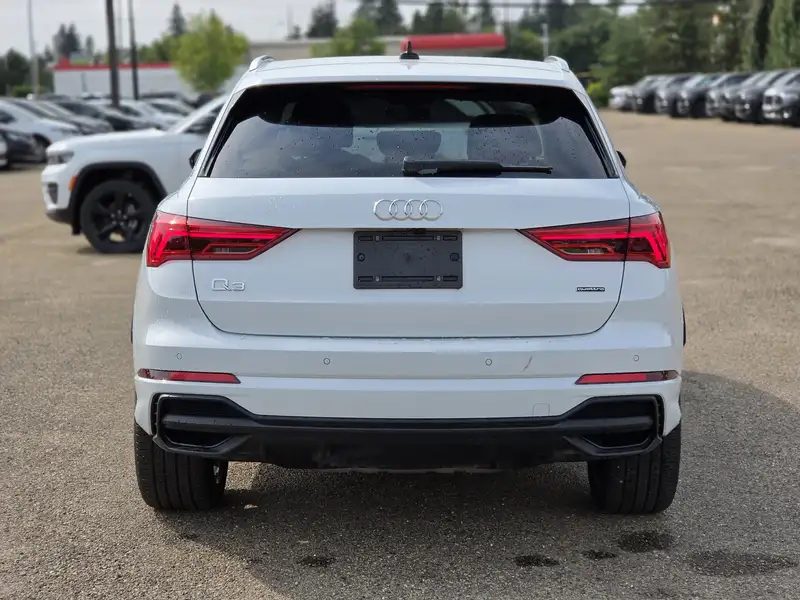 2025 Audi Q3 Progressiv, bílá, 31 087 km, dovoz Kanada — foto 5 z 12